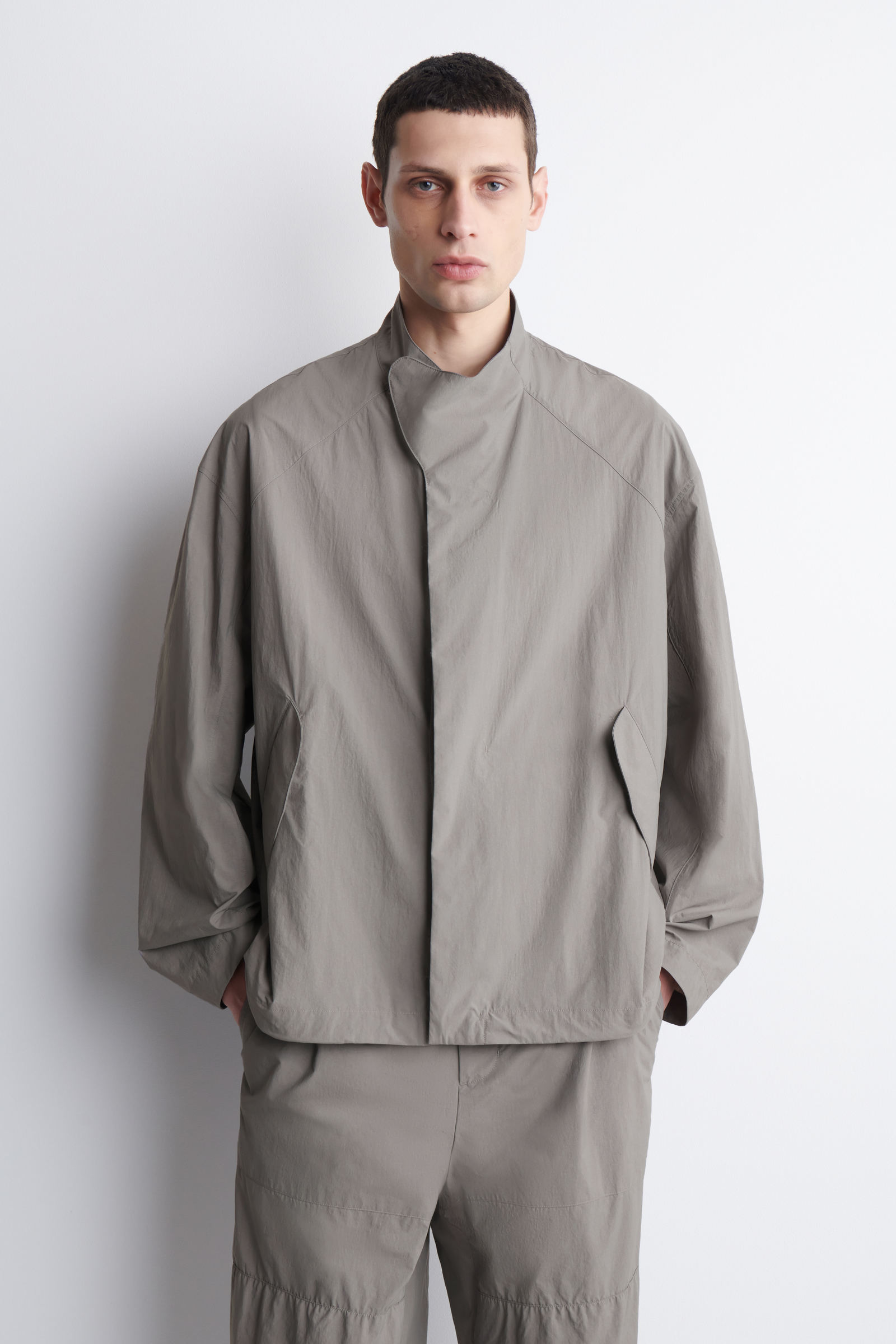 テクニカルナイロン スポーツジャケット